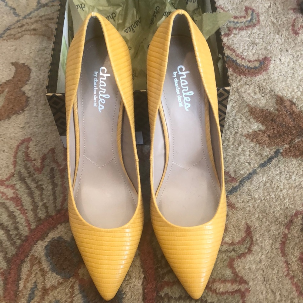 NWOT Charles David Maxx yellow croc embossed pump 3” heel